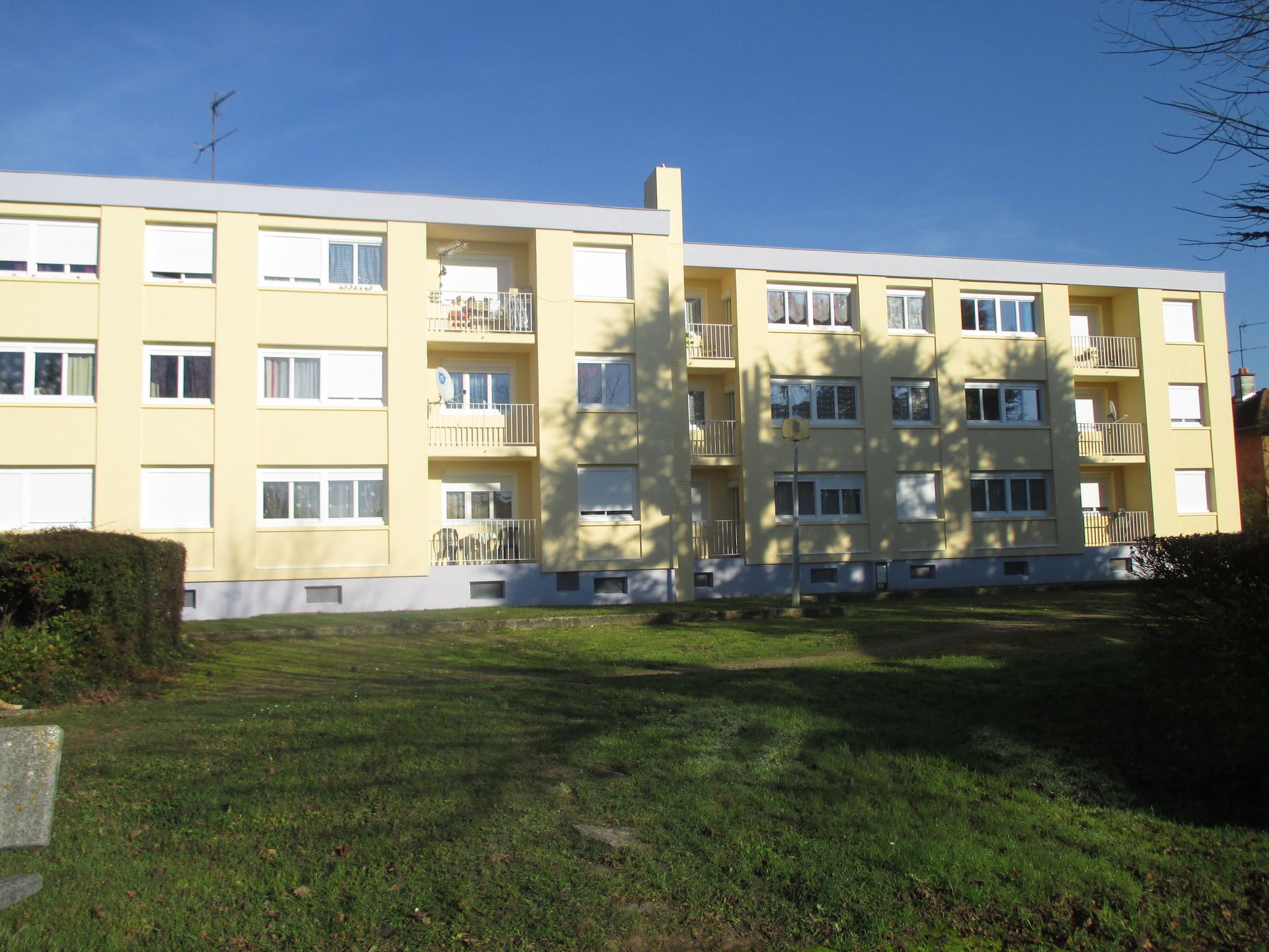 Grandi mmeuble jaune