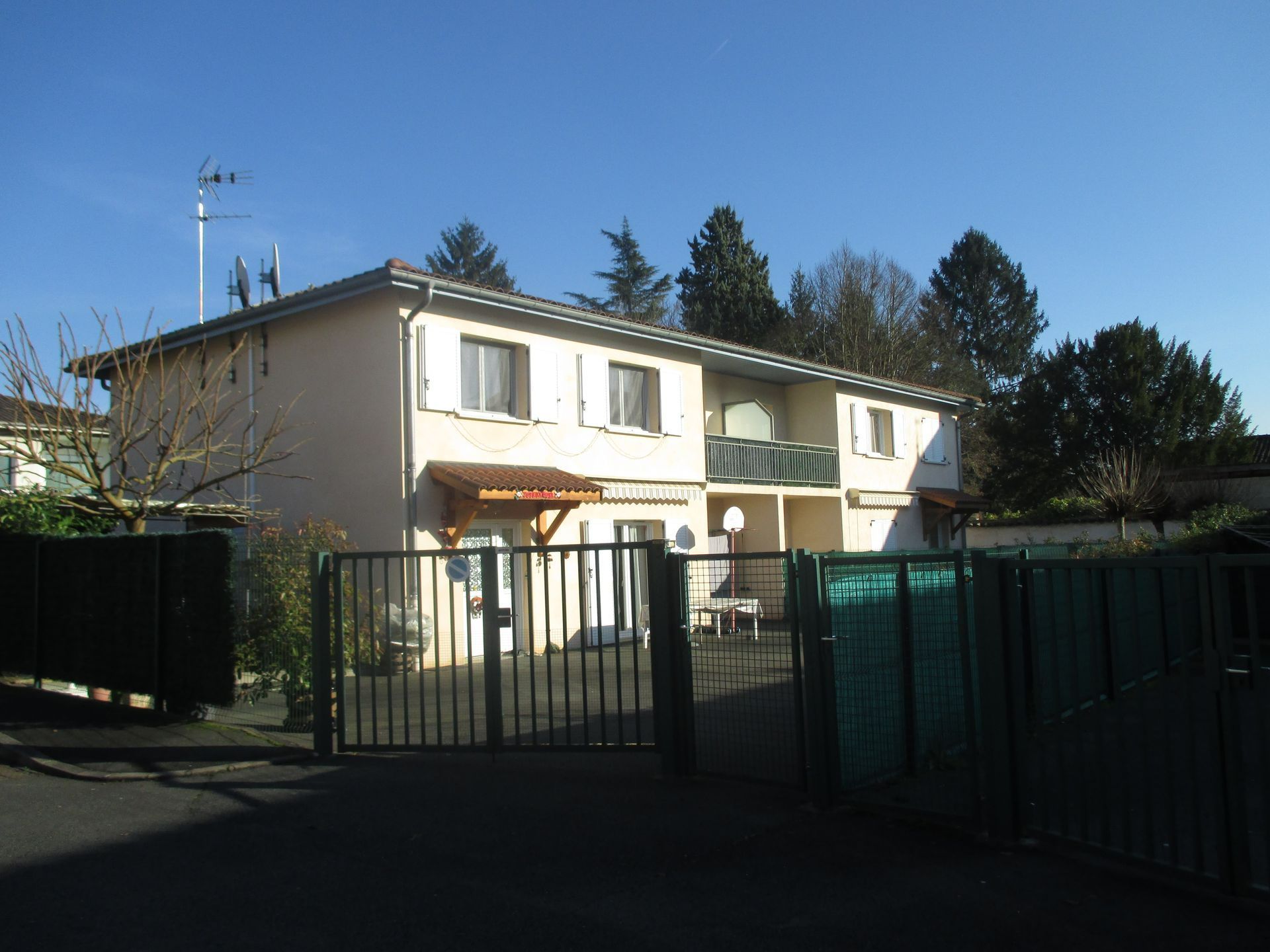 Maison blanche avec portail