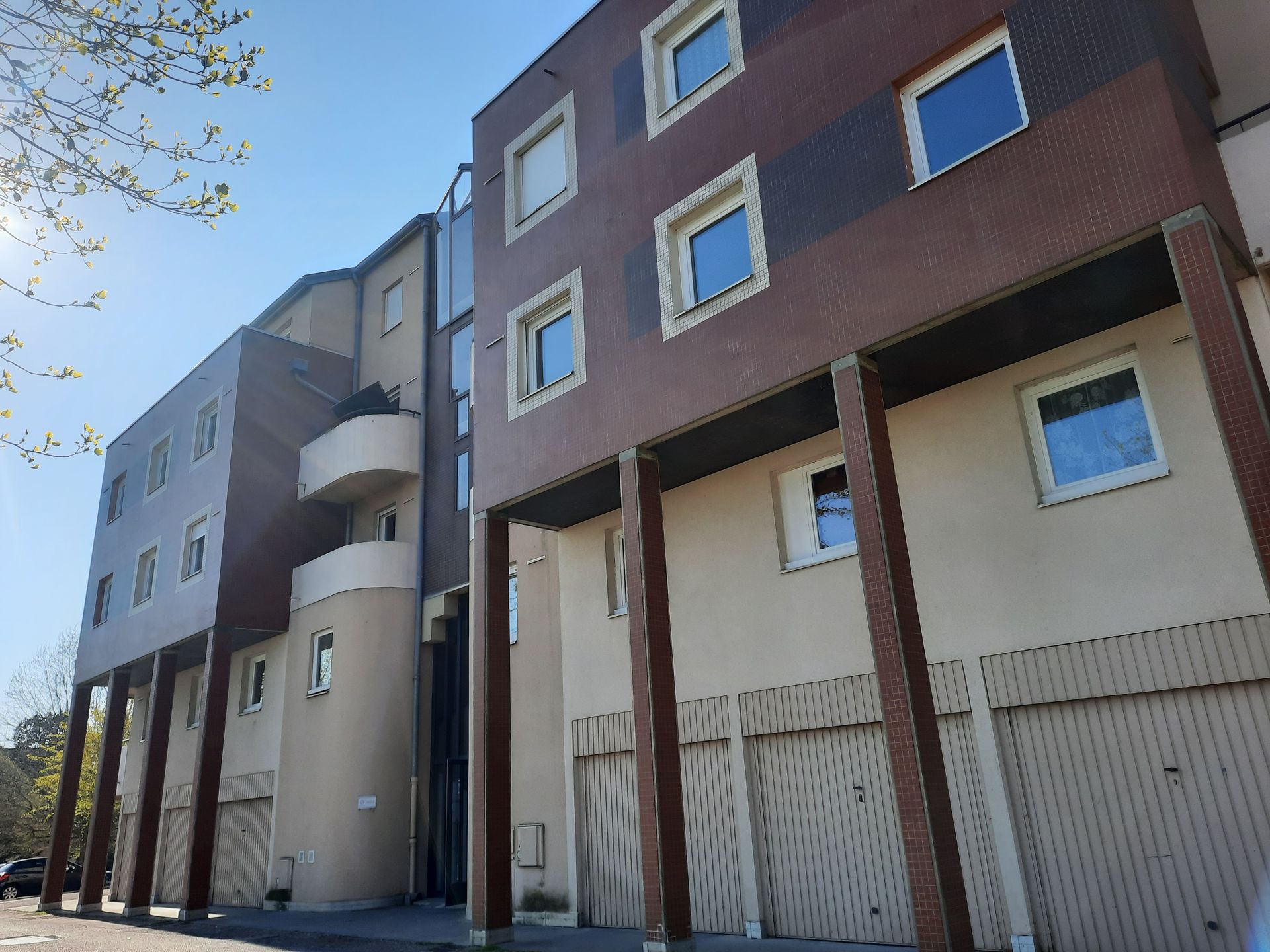 Immeuble marron avec poteaux