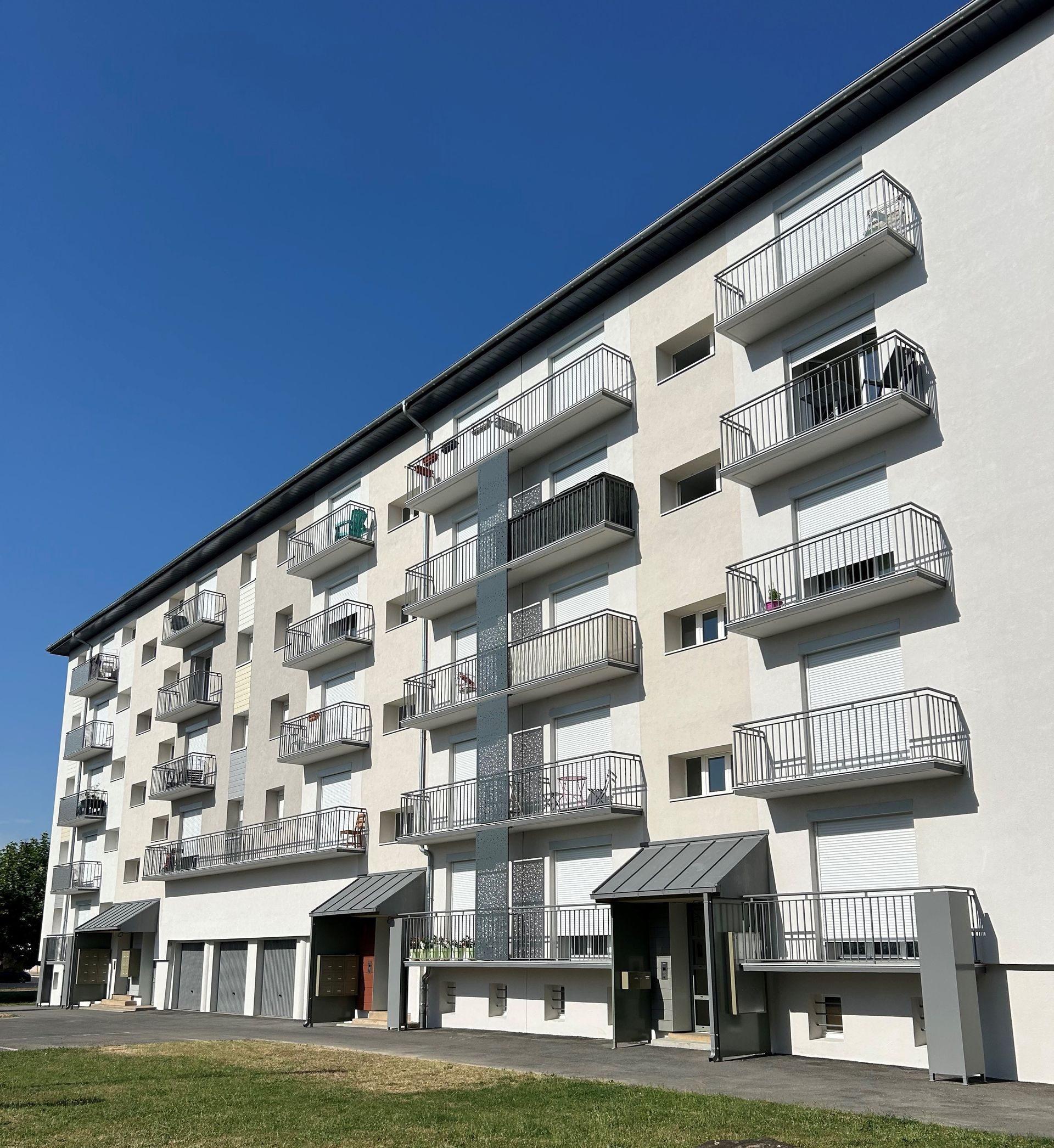 Immeuble blanc avec balcons