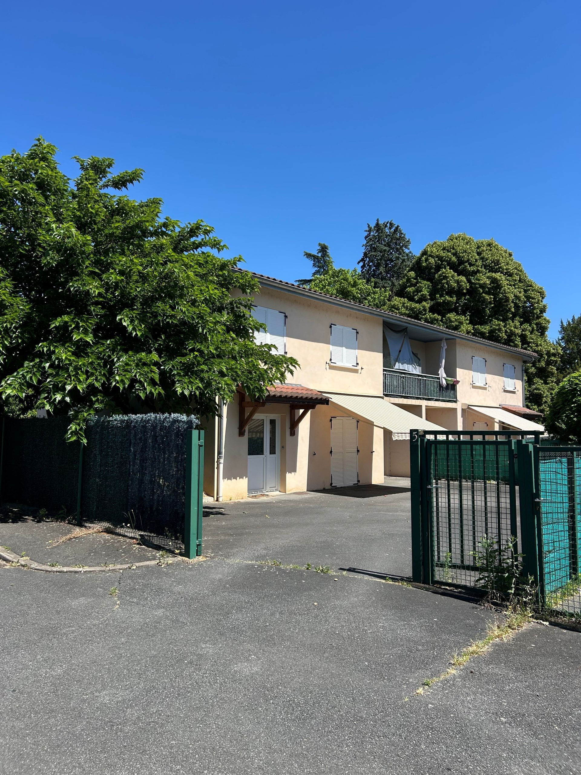 Maison blanche avec portail