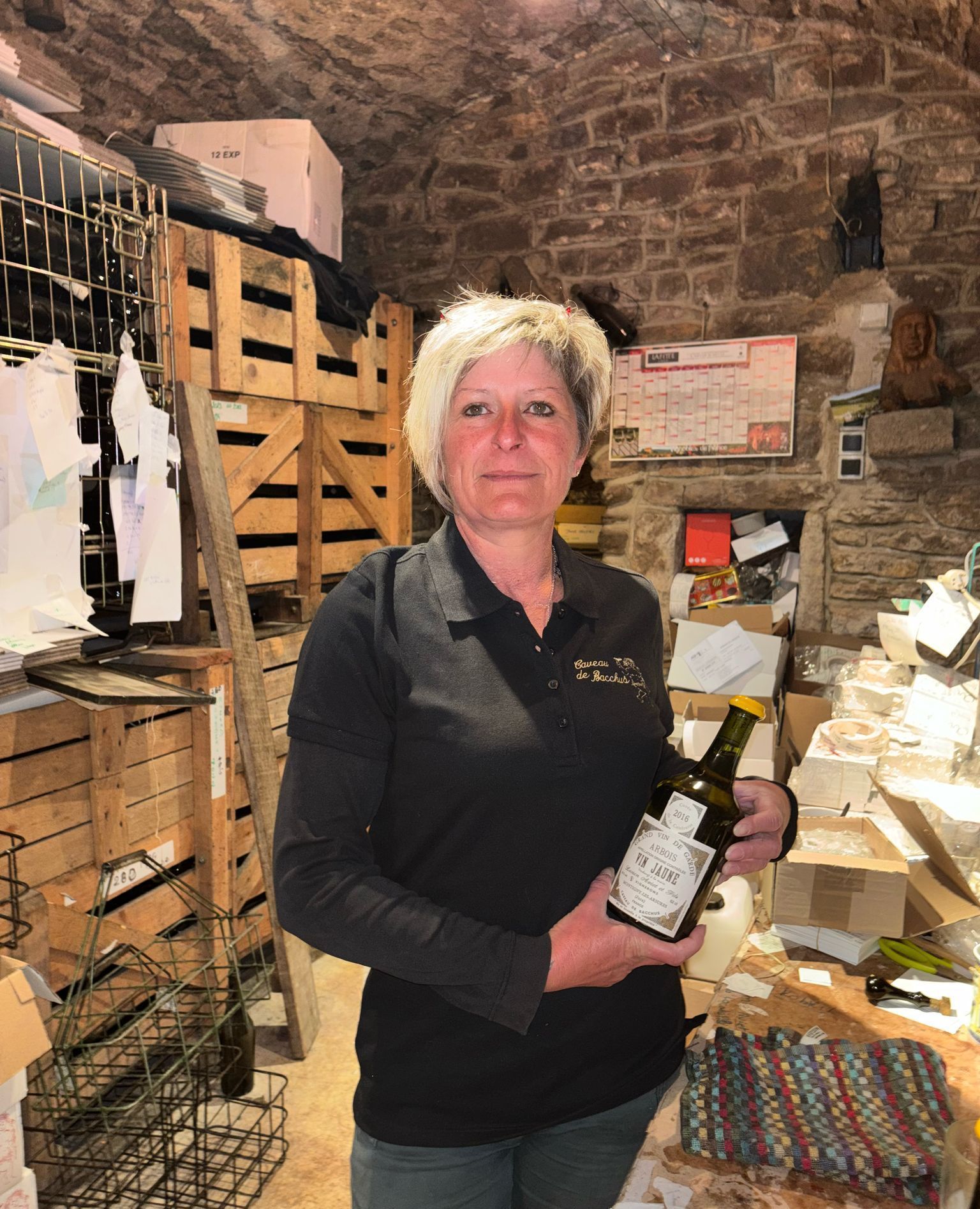 Une femme avec une bouteille à la main