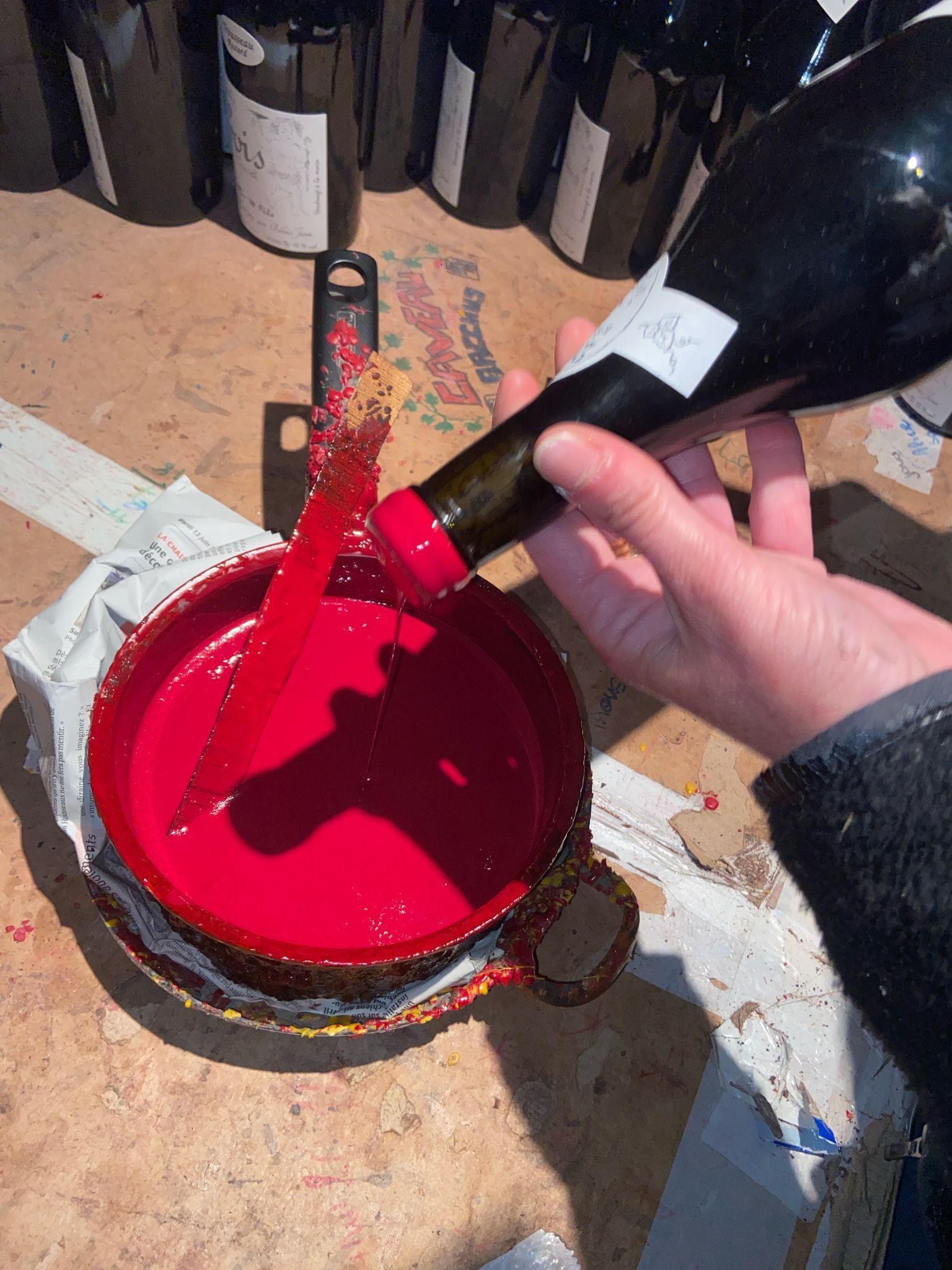Une main qui ferme une bouteille à la cire