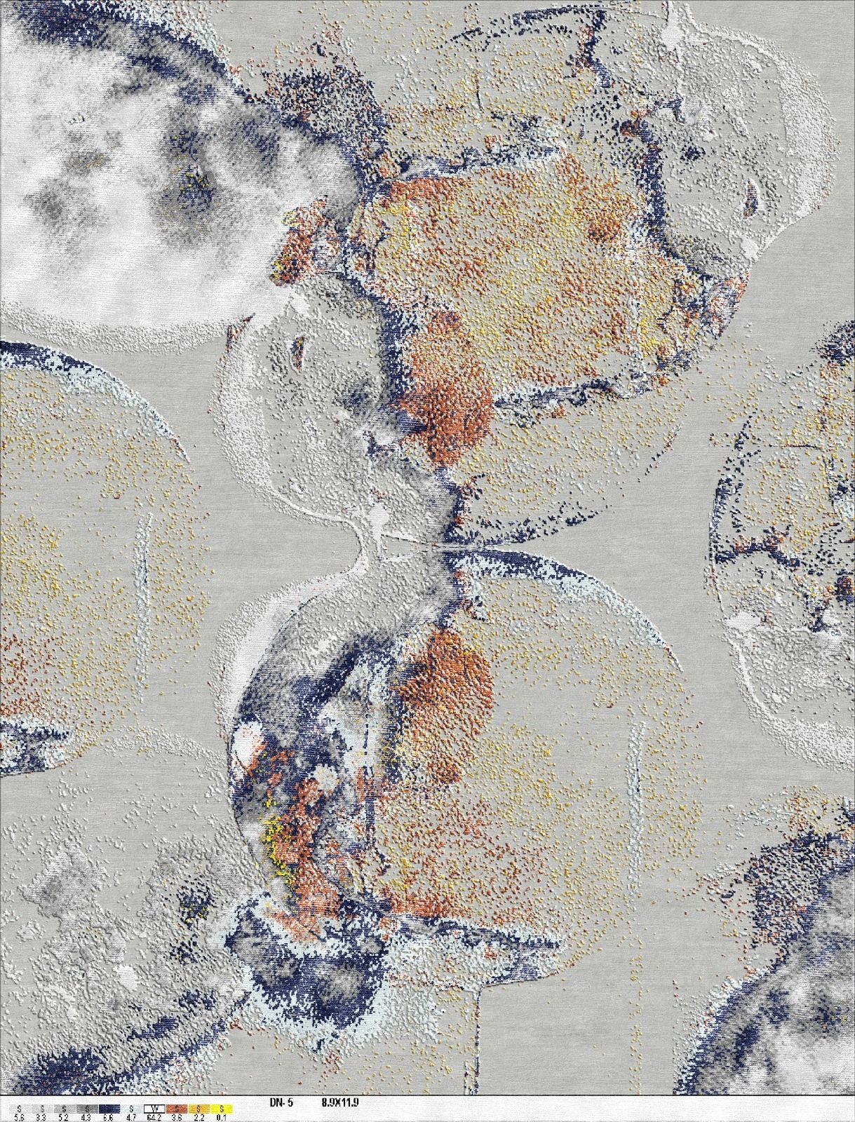 Heller Teppich mit Muster in grau, rot und beige