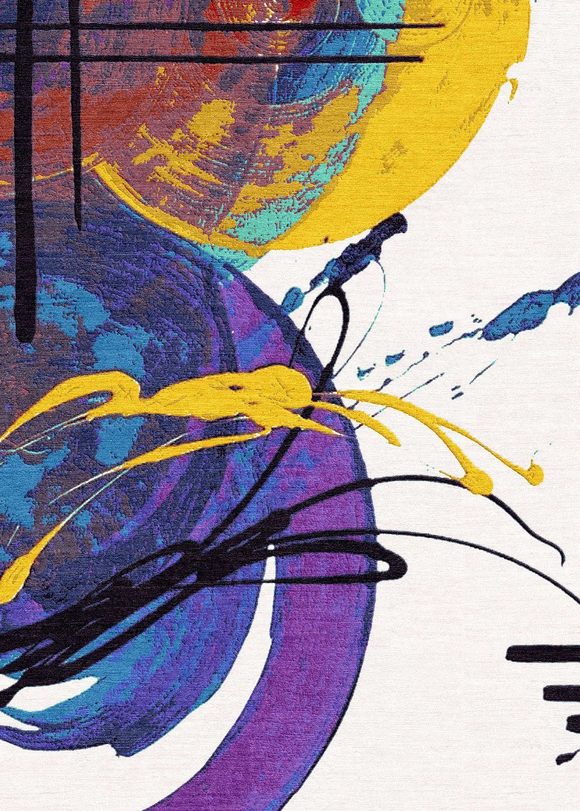 Heller Teppich mit Muster in blau, lila und gelb