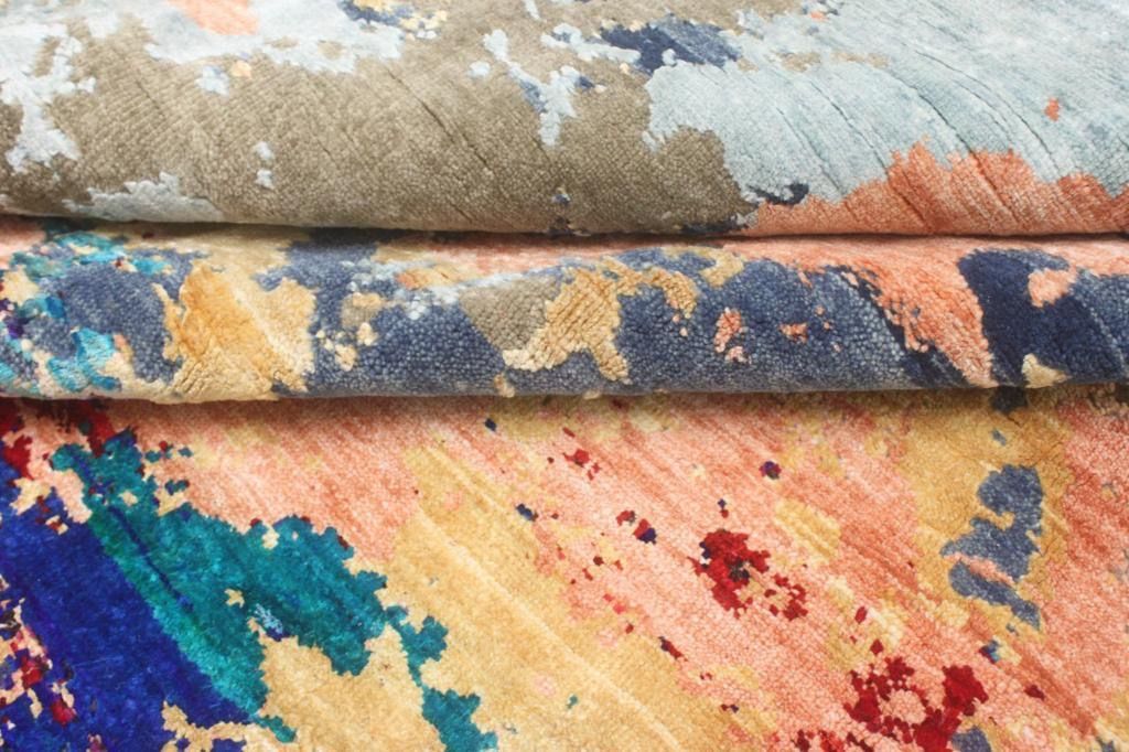 Viele verschiedene bunte Teppiche aufeinander gestapelt