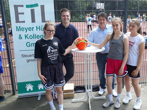Auch bei dem NRW-Streetballturnier am Schulzentrum Gerthe vertreten: ETL Steuerberater Christoph Hütte mit Gerther Spielerinnen der U 16 weiblich