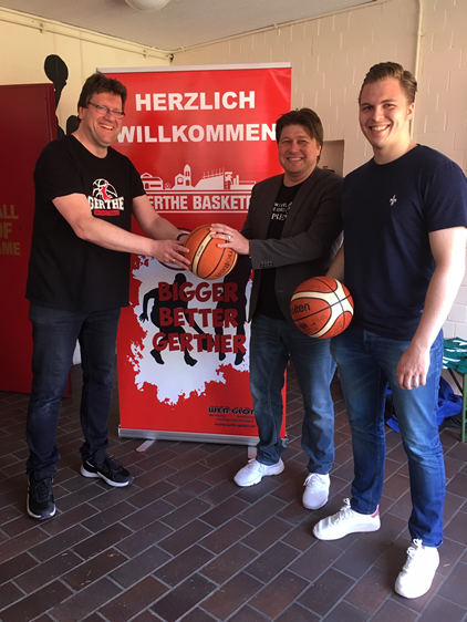 Stefan Wachholz (TV Gerthe), Steuerberater Christoph Hütte von der ETL Meyer, Hütte & Kollegen GmbH mit Sohn Tim Hütte