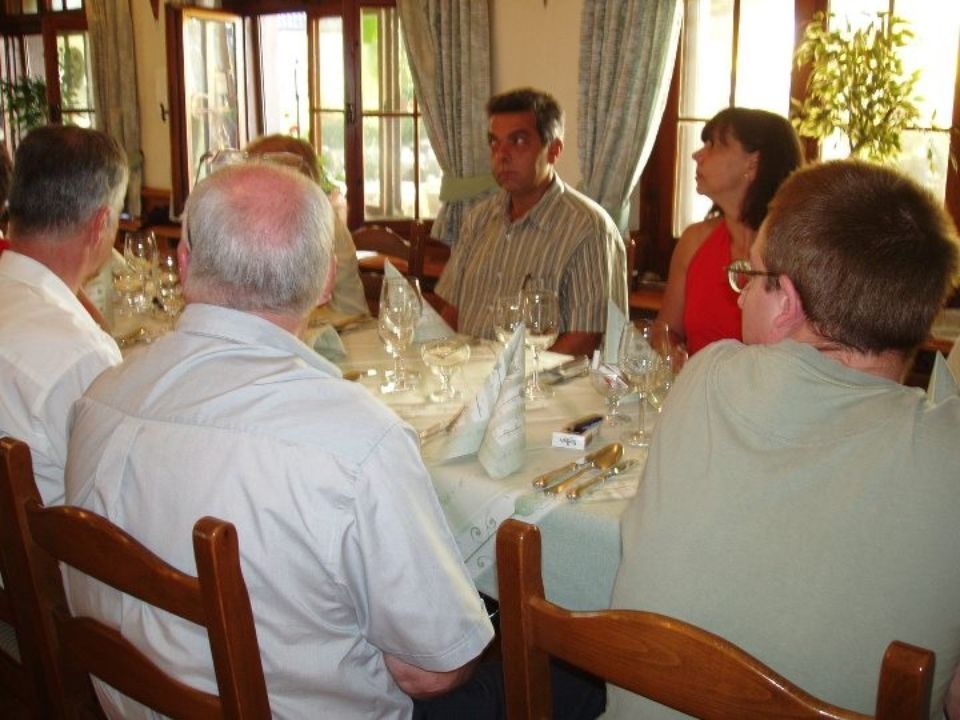 Personen beim Essen im Restaurant