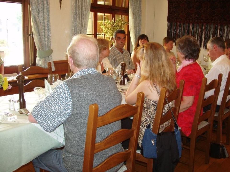Personen beim Essen im Restaurant