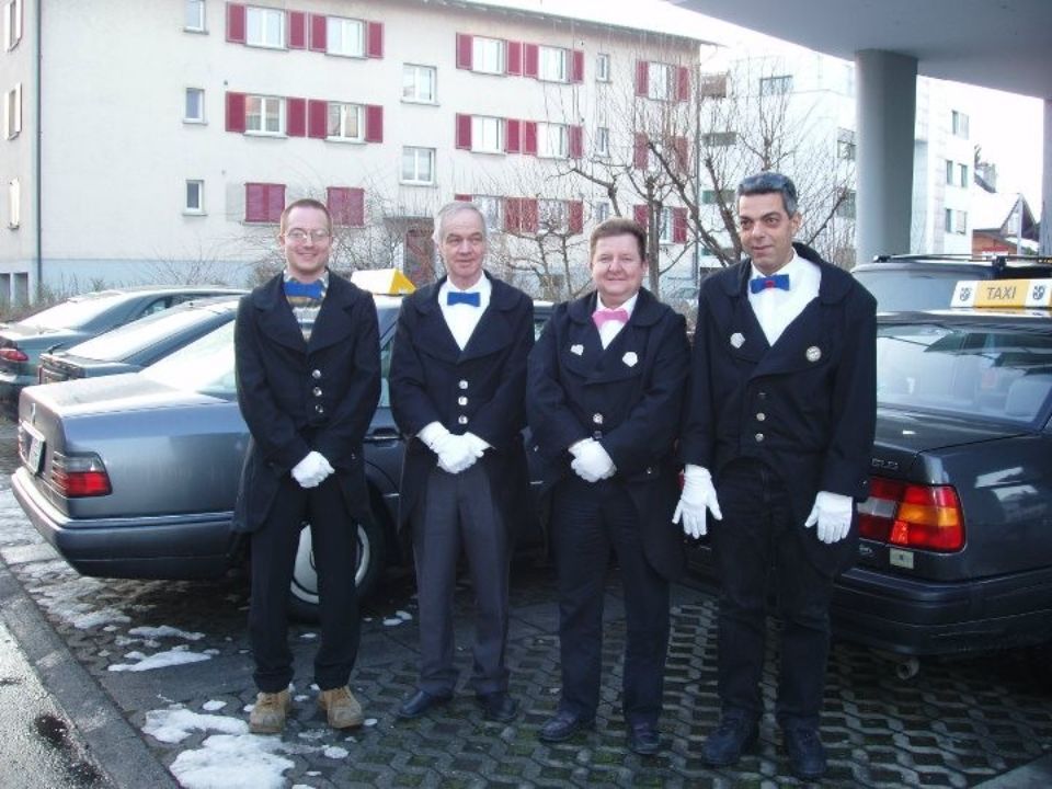 Chauffeure tragen Anzüge