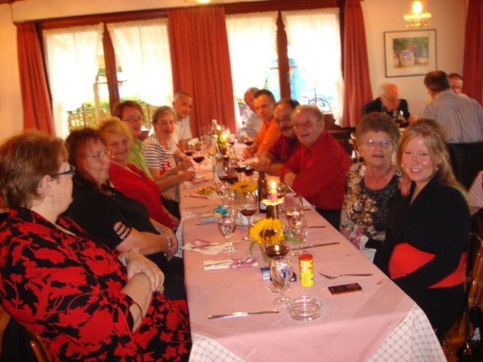 Personen beim Essen im Restaurant