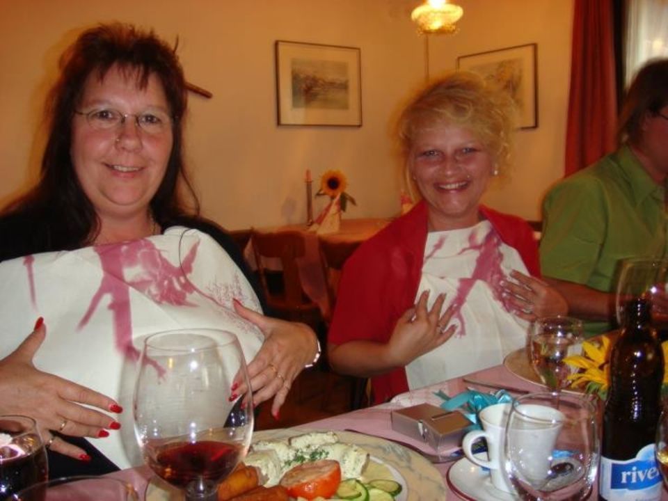 Personen beim Essen im Restaurant