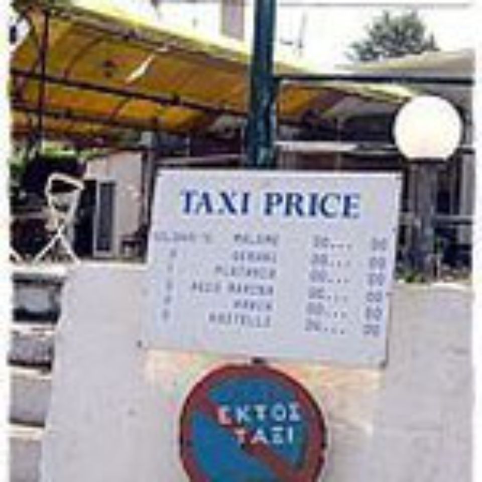 Schild mit Taxispreisen aus dem Ausland