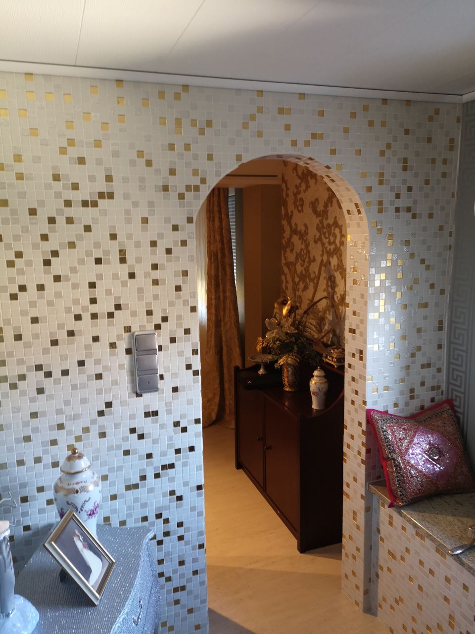 Dezente Mosaikfliesen an der Wand
