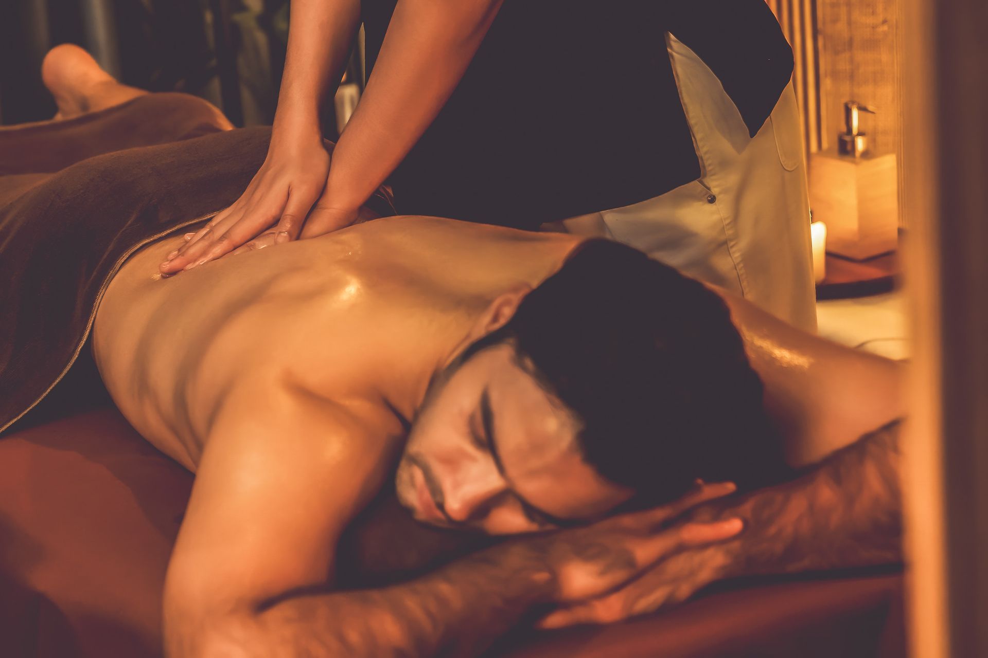 Hombre recibiendo un masaje de espalda