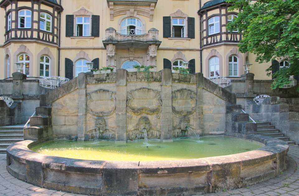 Brunnen vor Praxishaus