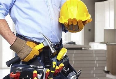 Un hombre sostiene un casco y un martillo.