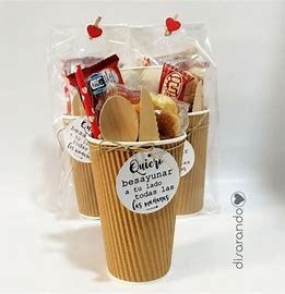 Tres tazas llenas de comida y una cuchara de madera.