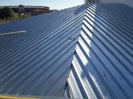 Un primer plano de un techo de metal en un edificio.