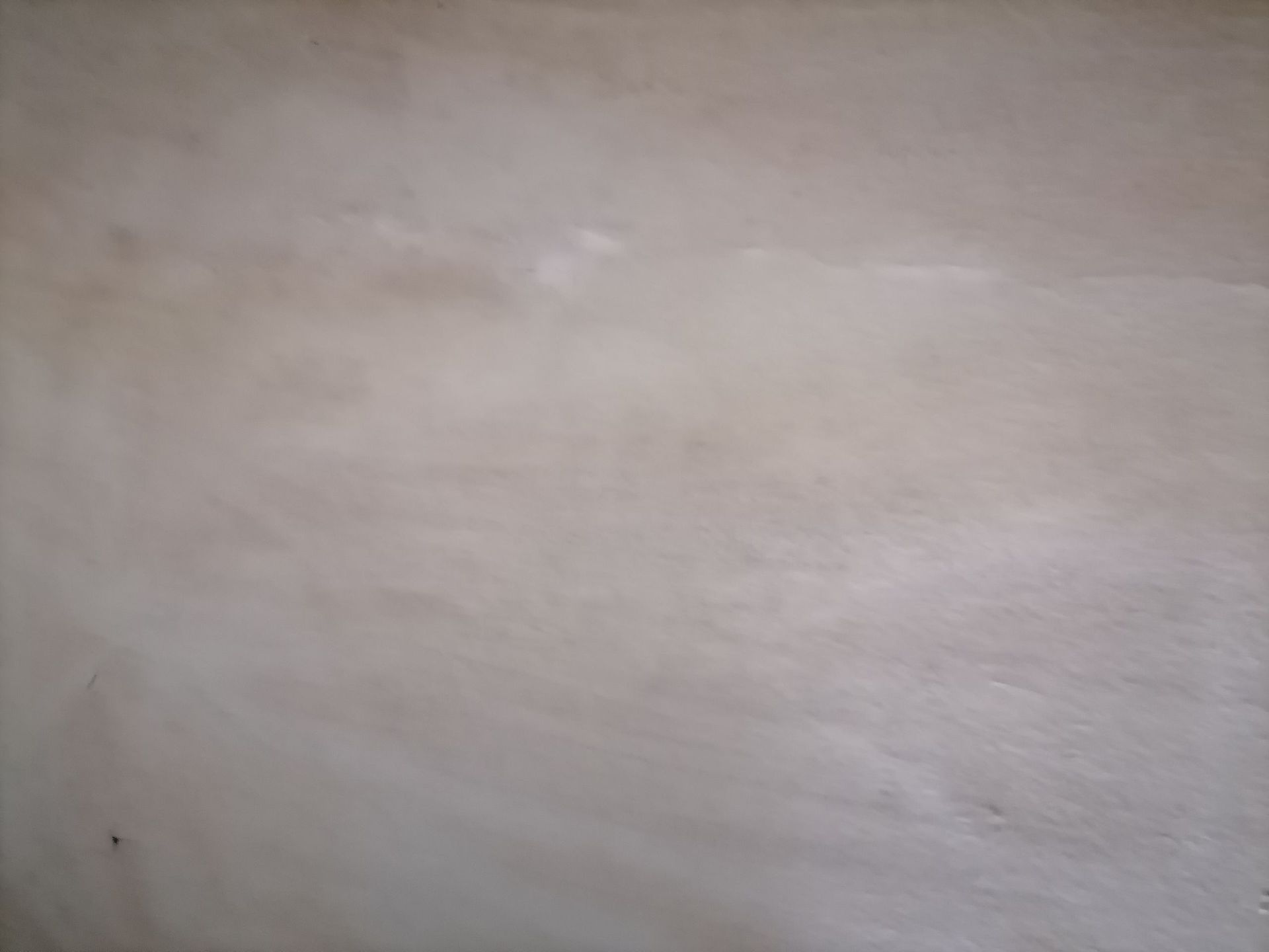 Un primer plano de un trozo de papel con una textura granulada.