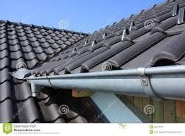 Un primer plano de una canaleta en el tejado de una casa.