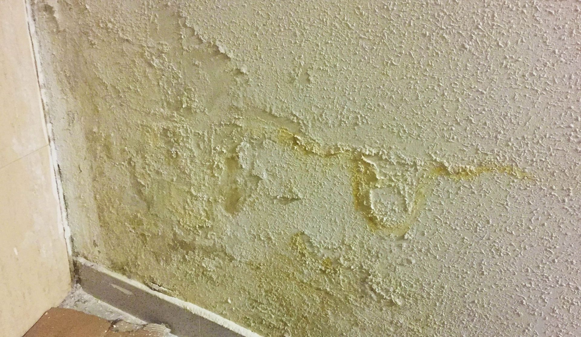 Un primer plano de una pared con muchas manchas.