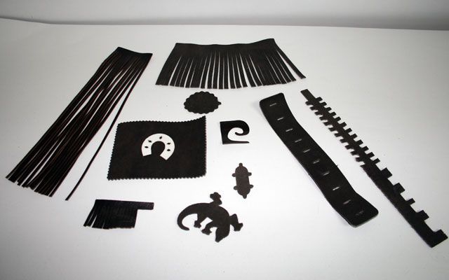 Un montón de objetos negros con una herradura en el medio.