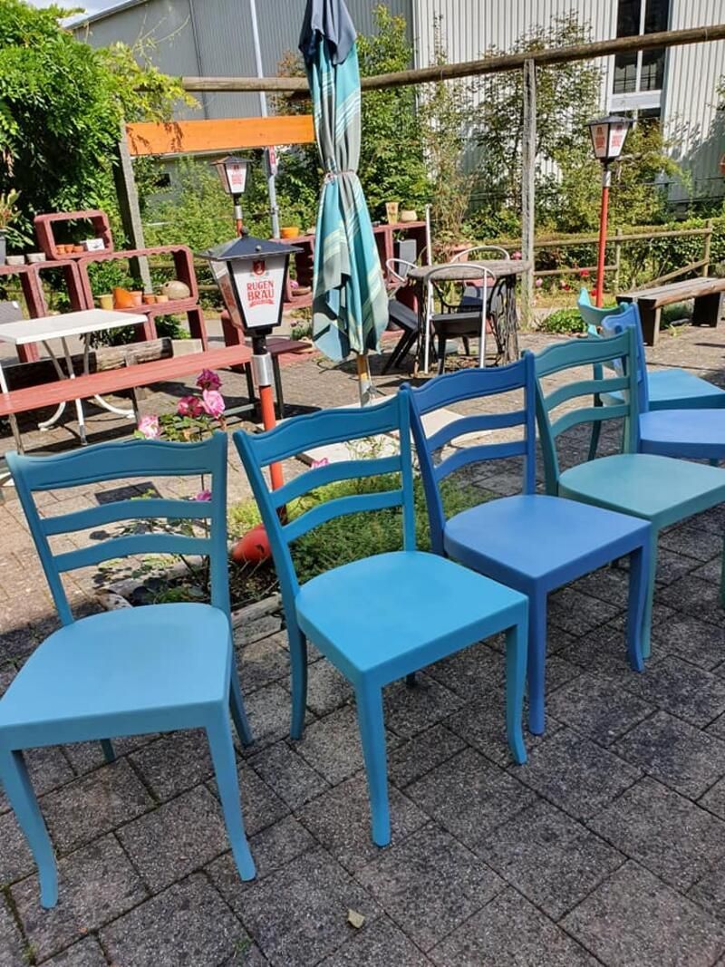 Bunte Stühle im Brocki-Bistro Lyss
