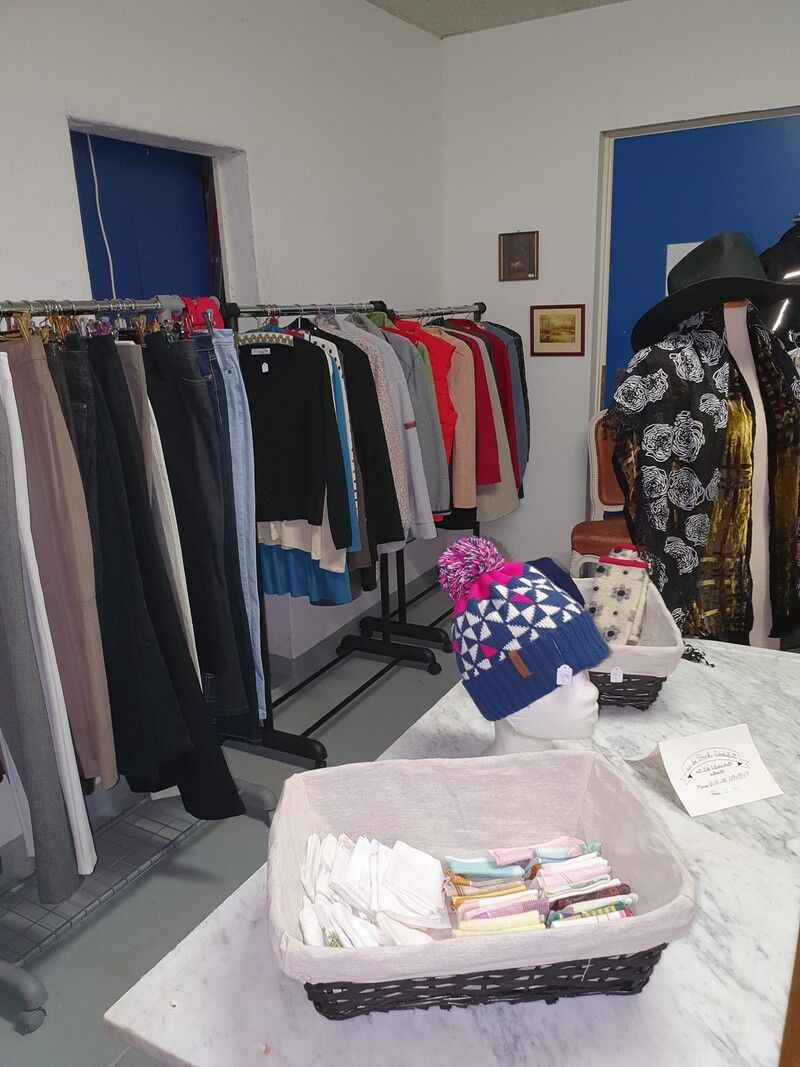 Kleidung auf Kleiderstange im Brocki-Bistro Lyss