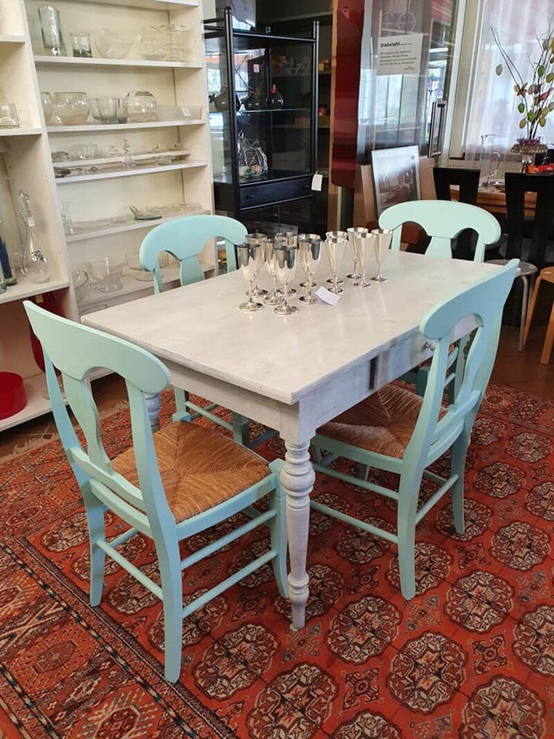 Tisch mit Stühlen im Brocki-Bistro Lyss