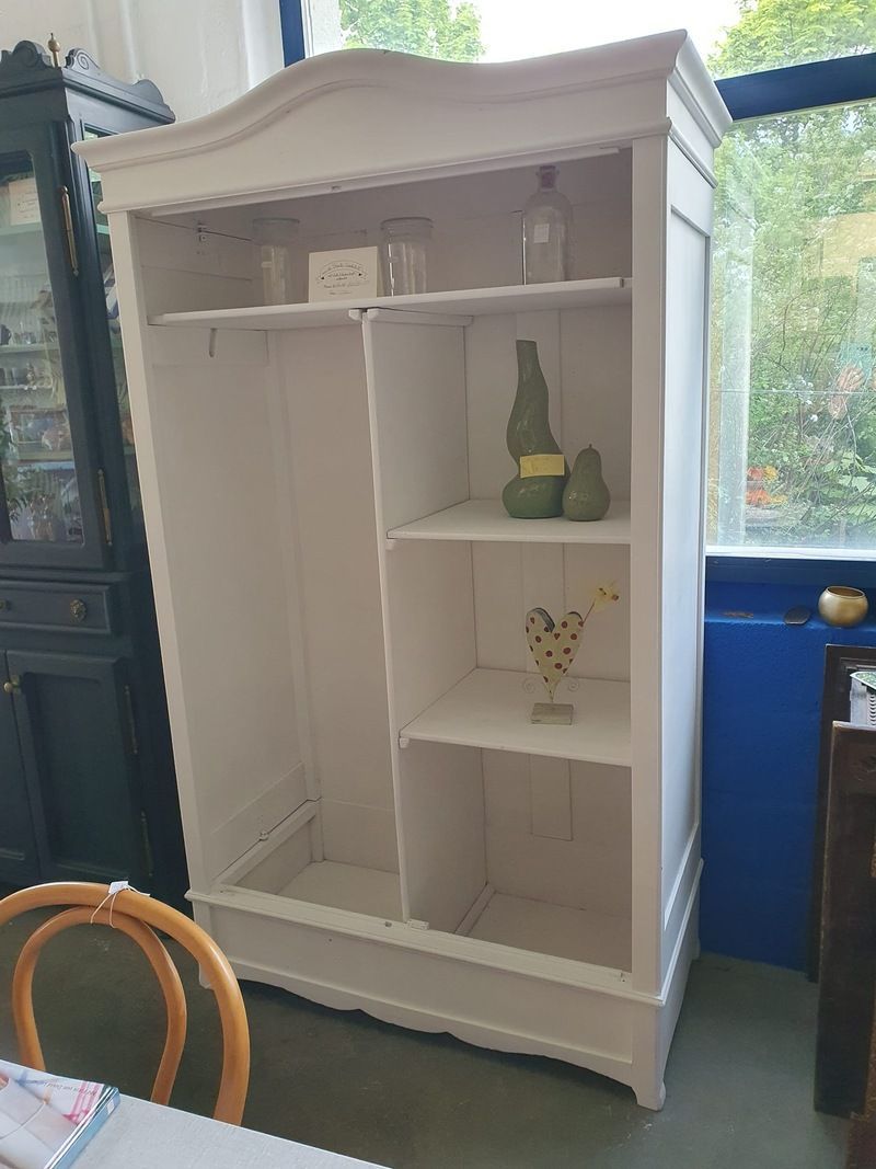 Weißer Schrank im Brocki-Bistro Lyss