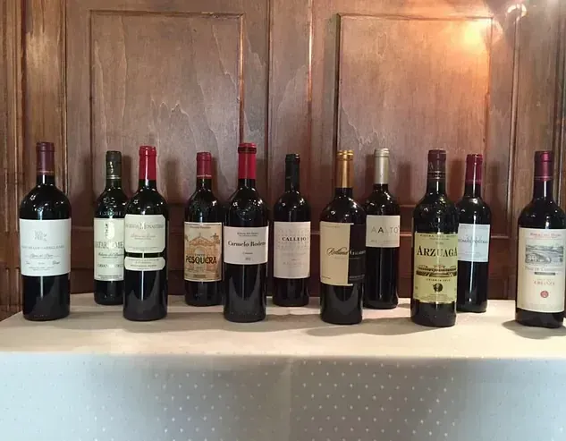 Varias botellas de vino están alineadas en una mesa