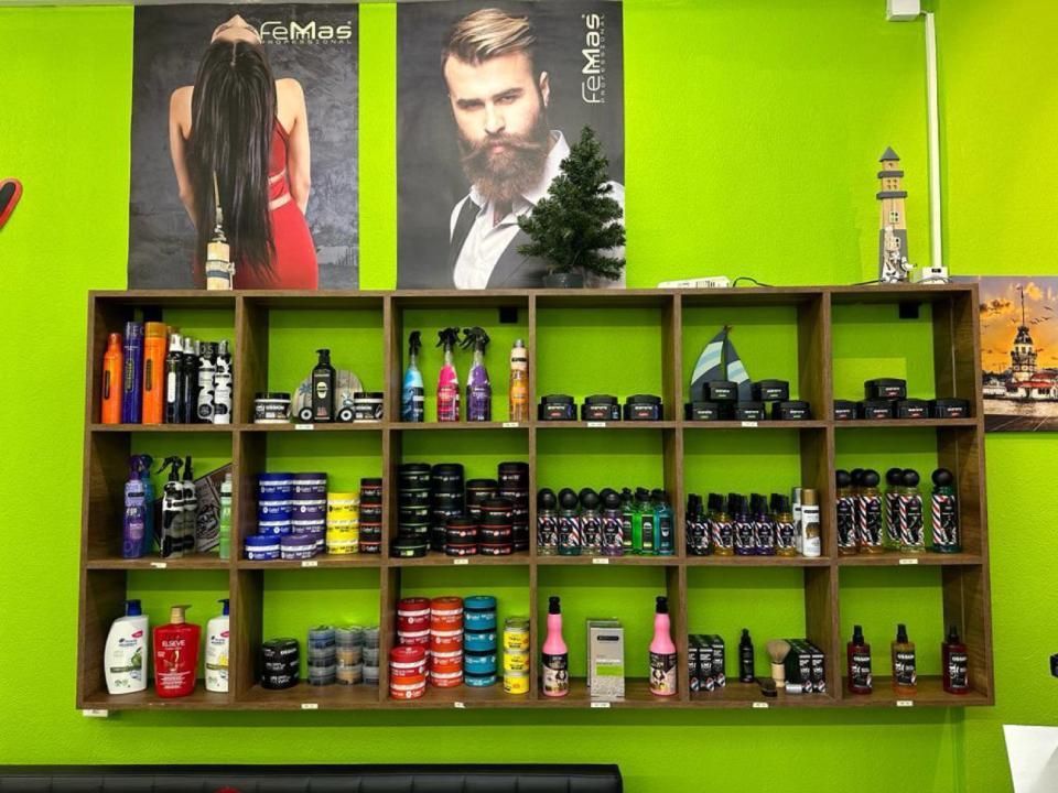 Regal mit Haarpflegeprodukten im Yaprak Barber Shop