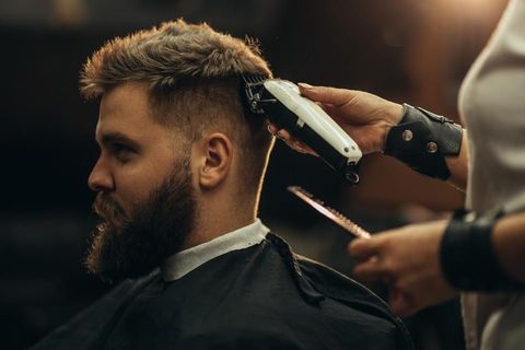 Mitarbeiter des Yaprak Barber Shop schneidet Kunden die Haare