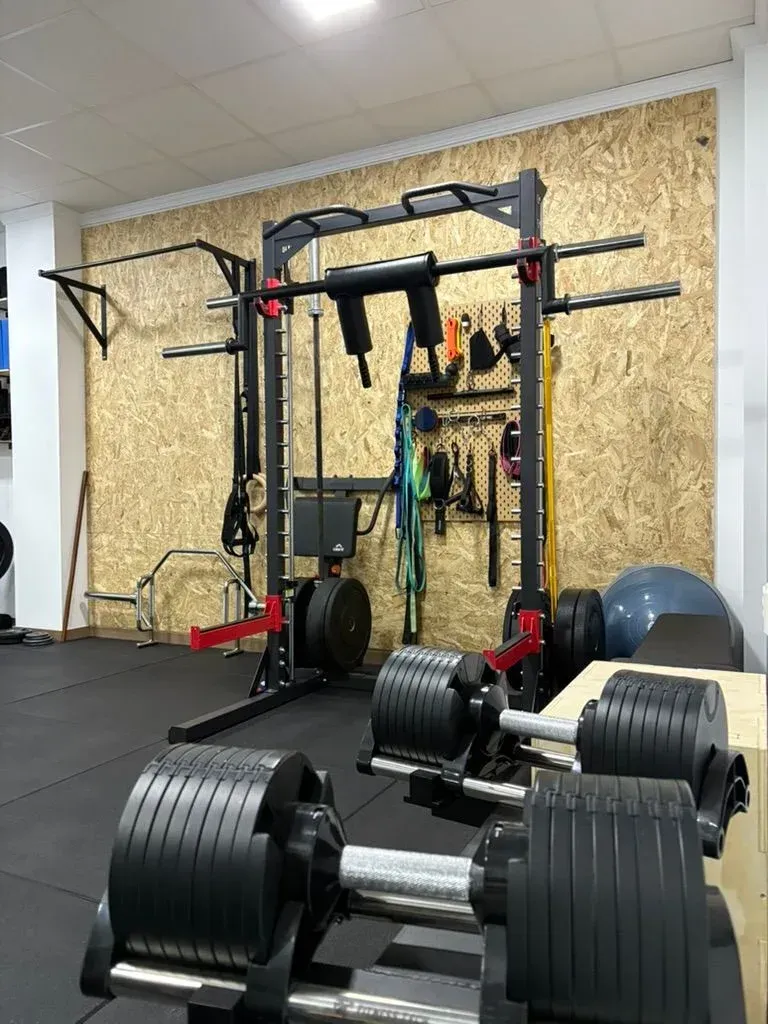 Equipo de entrenamiento con pesas en un gimnasio