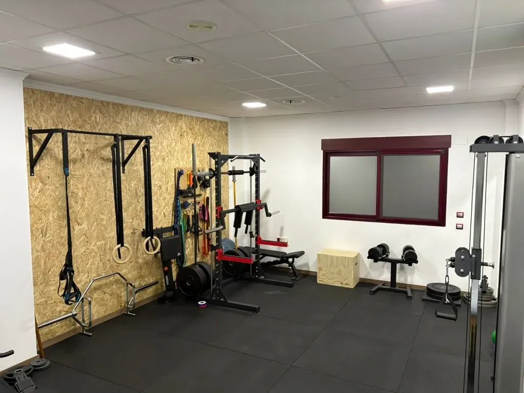 Gimnasio con equipo de levantamiento de pesas