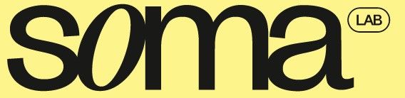 Logotipo de Soma Lab, texto negro sobre fondo amarillo. "Soma" y "Lab" en un c&iacute;rculo.