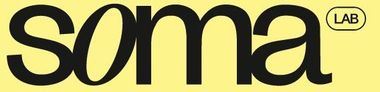 Logotipo de Soma Lab, texto negro sobre fondo amarillo. "Soma" y "Lab" en un c&iacute;rculo.
