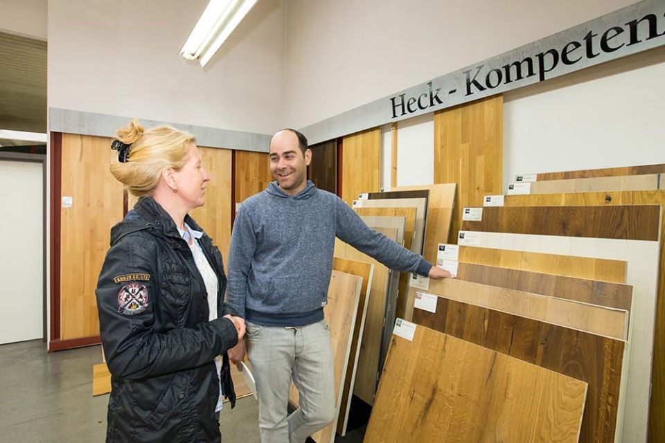 Mitarbeiter der Holzhandlung Heck GmbH berät Kundin