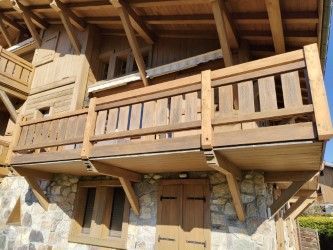 Balcon et volets en bois