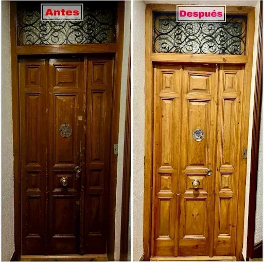 Comparación: Antes y después de la restauración de una puerta de madera, revelando un tono de madera más claro.