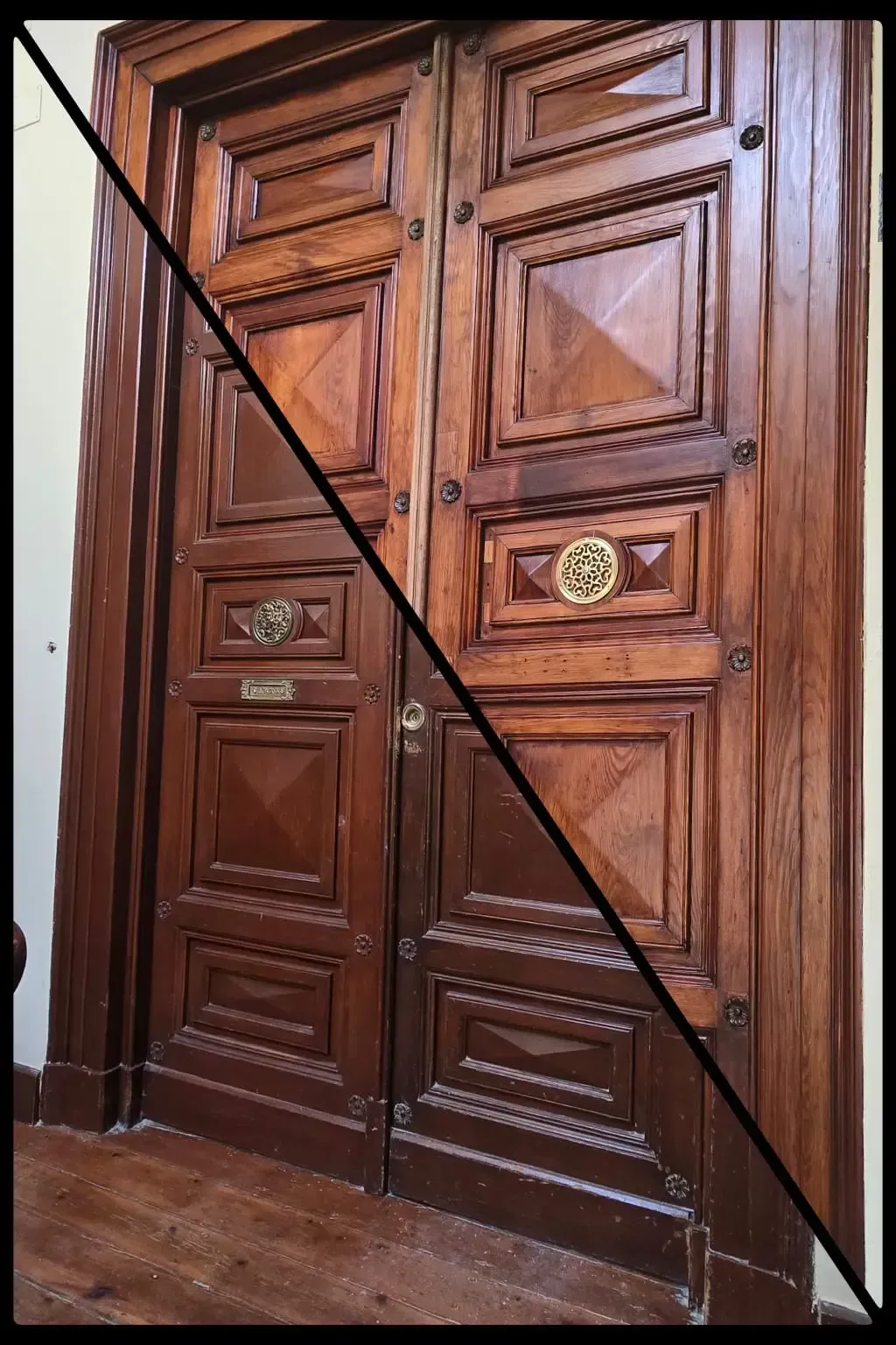 Persona pintando con pintura blanca un gabinete de madera tallada.