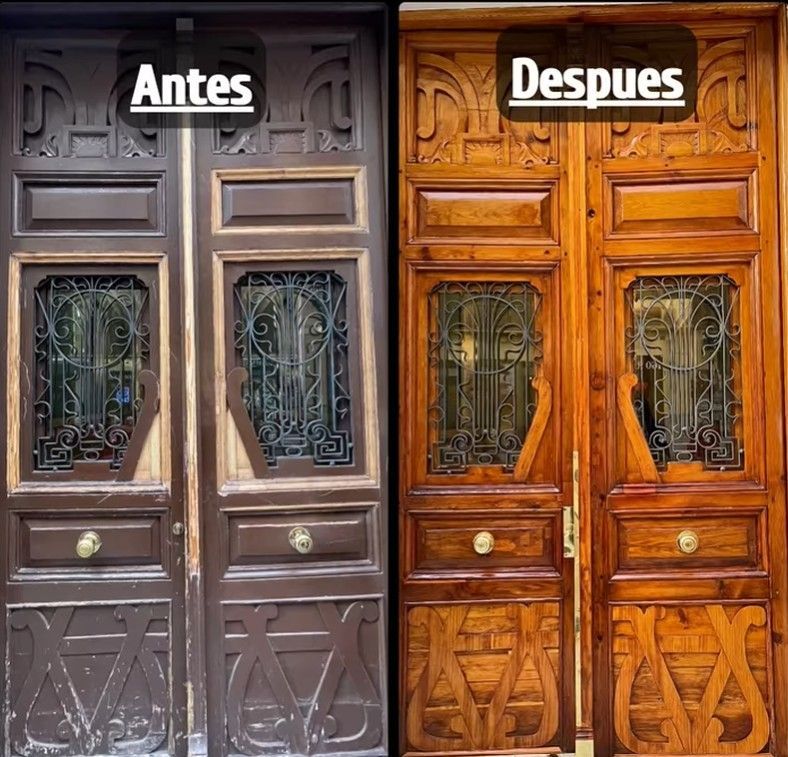 Antes y después de puertas dobles de madera, restauradas de marrón oscuro a un marrón más claro y cálido.