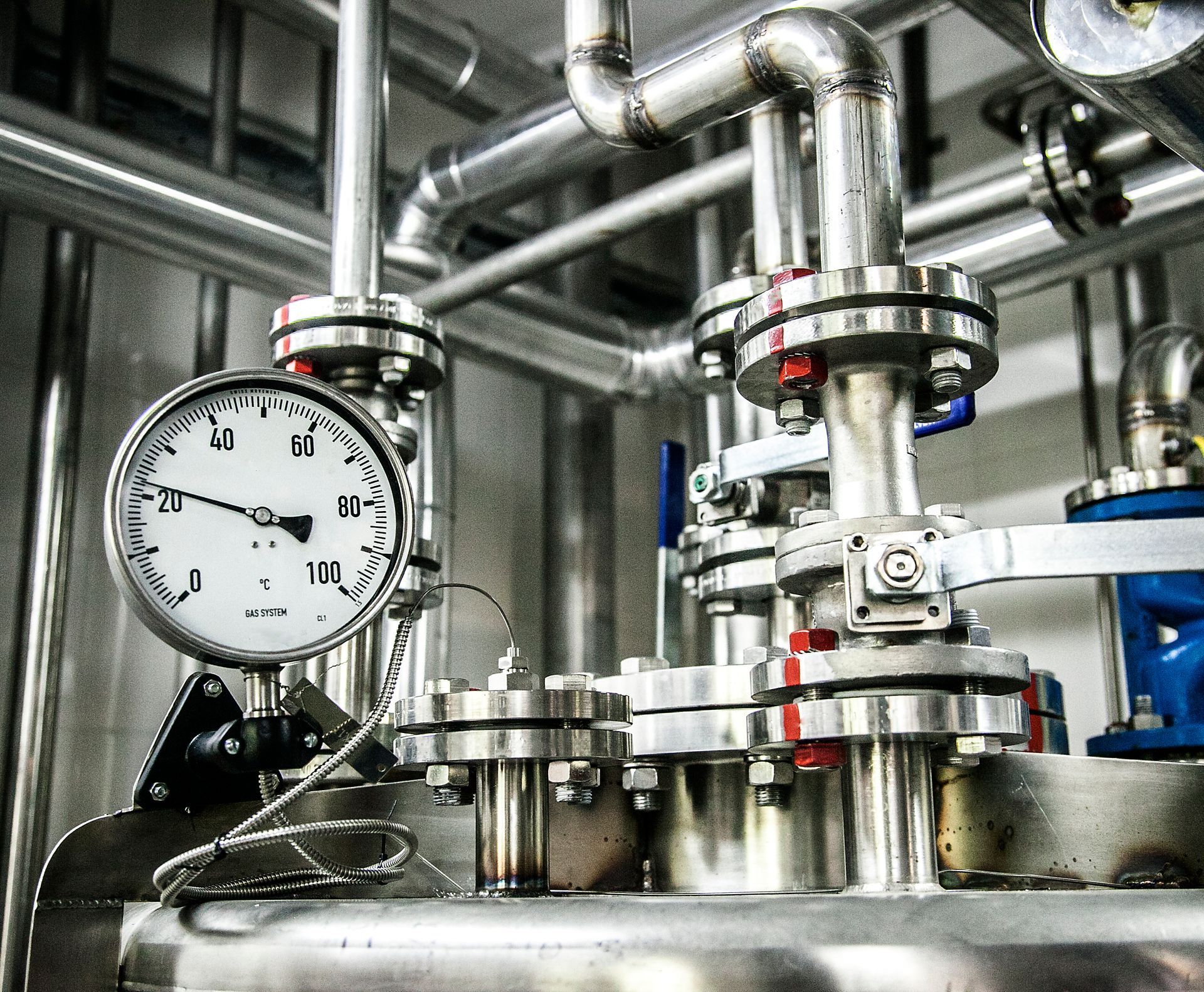 Un primer plano de un manómetro en una fábrica.