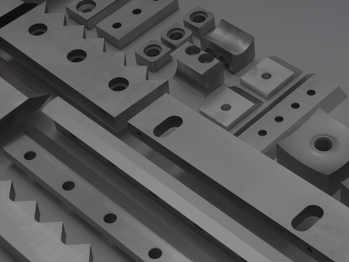 Interior de fábrica industrial con maquinaria y línea de producción, iluminado con luz naranja y azul.