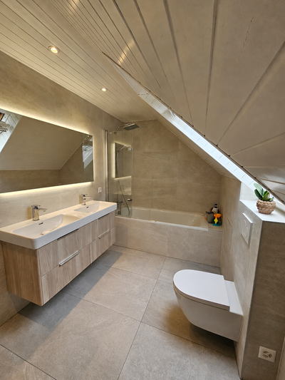 Salle de bains moderne avec murs gris, meuble-lavabo noir, miroir rond, toilettes et cabine de douche en verre