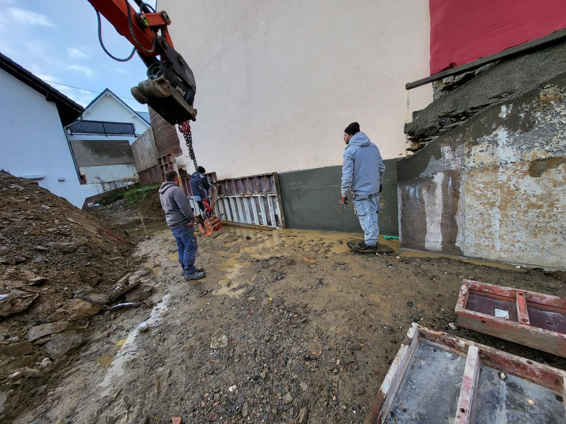 Eine Gruppe Bauarbeiter arbeitet auf einer Baustelle.