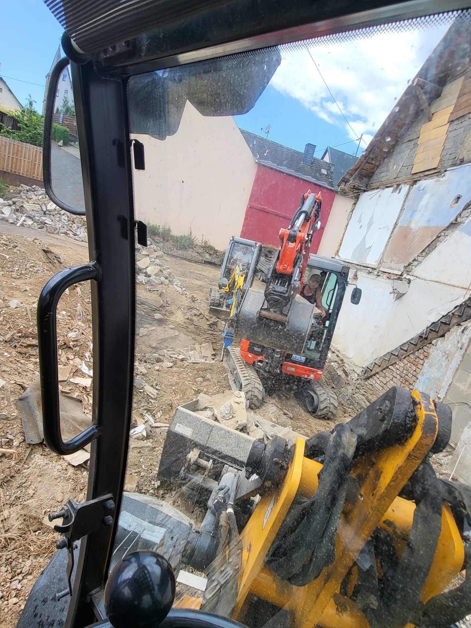 Eine Person fährt einen Bulldozer auf einer Baustelle.