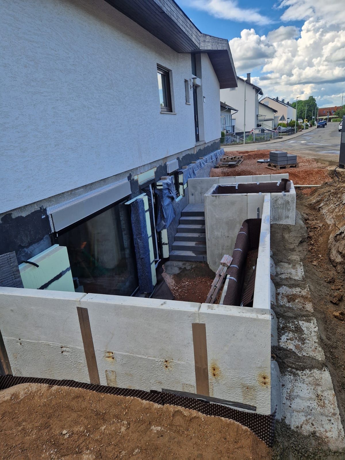 Ein im Bau befindliches Gebäude mit einer Betonwand und Treppen.